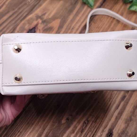 Liz Claiborne. Elegant Cream Crossbody Bag with Gold Chain. EUC - Picture 7 of 10